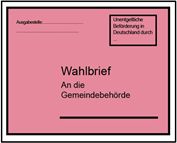 Abbildung eines rosafarbenen verschlossenen Umschlags mit der Aufschrift links oben „Ausgabestelle sowie zwei gestrichelte Linien“, rechts oben ein Frankiervermerk mit der Aufschrift „Unentgeltliche Beförderung in Deutschland durch“ und in der Mitte die Aufschrift „Wahlbrief An die Gemeindebehörde“ und darunter eine Linie