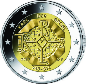 Die nationale Seite der Münze zeigt das persönliche Monogramm des Kaisers und das Oktogon des Aachener Doms. Beide Motive verschmelzen zu einem zentralen Kunstwerk eigener Prägung. Auf dem inneren Kern befinden sich ferner im oberen Bereich der Schriftzug „KARL DER GROßE“ sowie im unteren Bereich das Ausgabejahr „2023“, die Jahreszahlen „748 bis 814“, die Länderkennung „D“, das Münzzeichen der jeweiligen Prägestätte („A“, „D“, „F“, „G“ oder „J“) sowie die Initialen des Künstlers („TW“). Der äußere Ring der nationalen Seite zeigt die zwölf Europasterne.