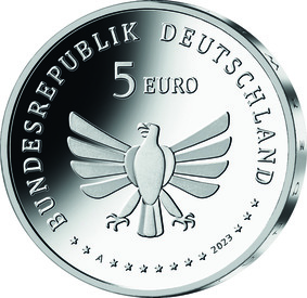 Die Wertseite zeigt einen Adler, mit oben umlaufendem Schriftzug „Bundesrepublik Deutschland“. Über dem Adler befinden sich die Wertziffer „5“ und die Wertbezeichnung „Euro“, unter dem Adler ist das Prägezeichen „A“ sowie die Jahreszahl „2023“ von den zwölf Europasternen umgeben.