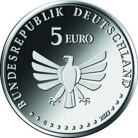 Die Wertseite zeigt einen Adler, mit oben umlaufendem Schriftzug „Bundesrepublik Deutschland“. Über dem Adler befinden sich die Wertziffer „5“ und die Wertbezeichnung „Euro“. Unter dem Adler ist das Prägezeichen „G“ sowie die Jahreszahl „2023“ angebracht, umgeben von den zwölf Europasternen.