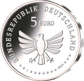 Die Wertseite zeigt einen Adler mit oben umlaufendem Schriftzug „Bundesrepublik Deutschland“. Über dem Adler befinden sich die Wertziffer „5“ und die Wertbezeichnung „Euro“, unter dem Adler ist das Prägezeichen „J“ sowie die Jahreszahl „2023“ von den zwölf Europasternen umgeben.