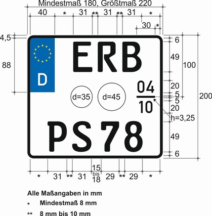 Es wird beispielhaft ein Kraftradkennzeichen als Saisonkennzeichen nebst Bemaßung dargestellt. Das Kennzeichen weist ein Mindestmaß von 180 mm und ein Größtmaß von 340 mm auf und ist 200 mm hoch. Die Ecken des Kennzeichens sind abgerundet. Der Rand des Kennzeichens ist schwarz. In der ersten Zeile an der linken oberen Seite des Kennzeichens befindet sich ein Euro-Feld, wie bereits zuvor beschrieben. Rechts daneben in einem Abstand von mindestens 8 mm sind die Buchstaben ERB in schwarzer Mittelschrift, wie bereits zuvor beschrieben, abgebildet. Unterhalb der Buchstaben ERB sind die vorgesehenen Felder für die Plaketten abgebildet. Das kleinere mit einem Durchmesser von 35 mm ist linksseitig des größeren angesiedelt, welches einen Durchmesser von 45 mm hat. Daneben befindet sich das Feld für den Betriebszeitraum. Dieses ist 30 mm breit. Die Ziffern 0 und 4 sind 20 mm hoch und über dem Bindestrich angesiedelt. Danach folgt ein Bindestrich. Unterhalb des Bindestrichs sind die Ziffern 1 und 0, die ebenfalls 20 mm hoch sind, aufgeführt. In der nächsten Zeile mit einem Mindestabstand von 8 mm zum Rand schließen sich die Buchstaben PS an. Der Abstand zwischen den Buchstaben P und S beträgt zwischen 8 bis 10 mm. In einem Abstand von 15 bis 18 mm schließt sich Zahlenfolge 78 in schwarzer Mittelschrift an. Der Abstand zwischen den einzelnen Ziffern dieser Zahlenfolge beträgt ebenfalls zwischen 8 bis 10 mm.