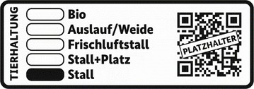 Darstellung der Kennzeichnung: In einem Rechteck steht ganz links das Wort „Tierhaltung“, gefolgt von der Auflistung „Bio“, „Auslauf/Weide“, „Frischluftstall“, „Stall+Platz“ und „Stall“. Die Option „Stall“; ist gekennzeichnet. Rechts neben der Auflistung befindet sich ein QR-Code mit dem Vermerk „Platzhalter“ auf dem Code.