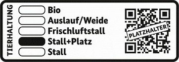 Darstellung der Kennzeichnung: In einem Rechteck steht ganz links das Wort „Tierhaltung“, gefolgt von der Auflistung „Bio“, „Auslauf/Weide“, „Frischluftstall“, „Stall+Platz“ und „Stall“. Die Option „Stall+Platz“  ist gekennzeichnet. Rechts neben der Auflistung befindet sich ein QR-Code mit dem Vermerk „Platzhalter“ auf dem Code.