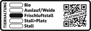 Darstellung der Kennzeichnung: In einem Rechteck steht ganz links das Wort „Tierhaltung“, gefolgt von der Auflistung „Bio“, „Auslauf/Weide“, „Frischluftstall“, „Stall+Platz“ und „Stall“. Die Option „Frischluftstall“  ist gekennzeichnet. Rechts neben der Auflistung befindet sich ein QR-Code mit dem Vermerk „Platzhalter“ auf dem Code.