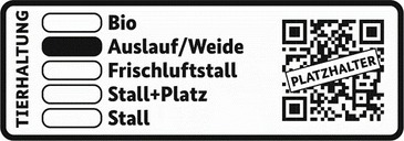 Darstellung der Kennzeichnung: In einem Rechteck steht ganz links das Wort „Tierhaltung“, gefolgt von der Auflistung „Bio“, „Auslauf/Weide“, „Frischluftstall“, „Stall+Platz“ und „Stall“. Die Option „Auslauf/Weide“  ist gekennzeichnet. Rechts neben der Auflistung befindet sich ein QR-Code mit dem Vermerk „Platzhalter“ auf dem Code.