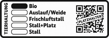 Darstellung der Kennzeichnung: In einem Rechteck steht ganz links das Wort „Tierhaltung“, gefolgt von der Auflistung „Bio“, „Auslauf/Weide“, „Frischluftstall“, „Stall+Platz“ und „Stall“. Die Option „Bio“  ist gekennzeichnet. Rechts neben der Auflistung befindet sich ein QR-Code mit dem Vermerk „Platzhalter“ auf dem Code.