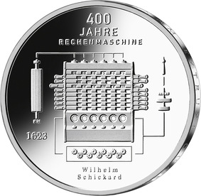 Die Bildseite zeigt im Zentrum der Münze die schematisierte historische Rechenmaschine, an der seitlich einige Funktionszusammenhänge, wie zum Beispiel der Zahnradmechanismus, im Duktus eines Schaubilds annotiert werden. Vertikal zentriert steht im oberen Bereich der Münze das Thema „400 JAHRE RECHENMASCHINE“. Im unteren Bereich der Münze werden der Name des Gelehrten sowie links versetzt die Jahreszahl seiner Erfindung in einer Antiqua-Schrift ausgewiesen. 