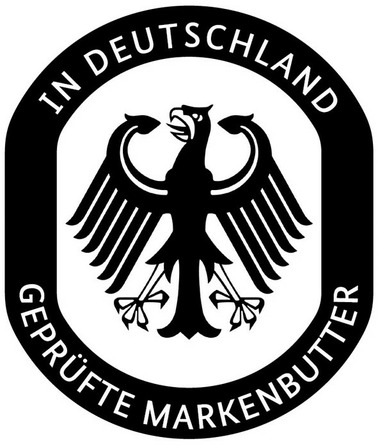 Hier ist das Gütezeichen für Markenbutter abgebildet. Es besteht aus einem stilisierten Adler mit ovaler Umrandung, die die Inschrift „In Deutschland geprüfte Markenbutter“ enthält.